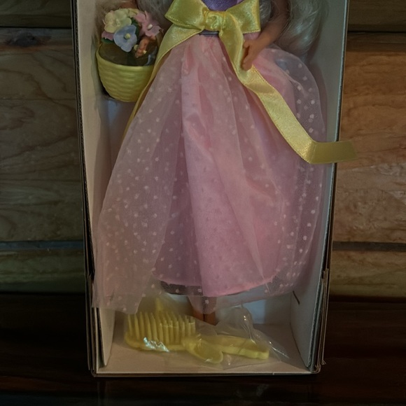 Avon Exclusive NWT/NIB Spring Blossom Barbie 11.5 Inch 1995 - Picture 3 of 10